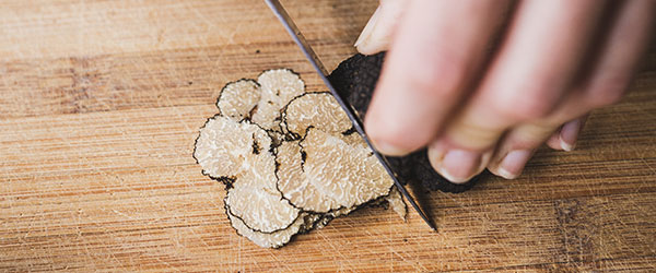 truffe blanche d'été coupée en tranches
