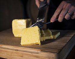 découpe du beurre en gros morceaux