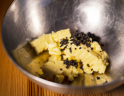 morceaux de truffe sur le beurre