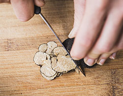 émincer les truffes blanches