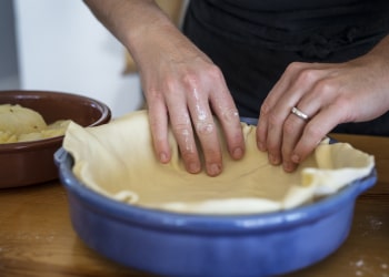tapissez le plat à tourte avec la pâte feuilletée